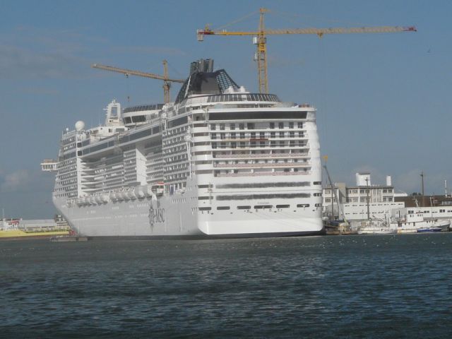 MSC Fantasia - bassin de penhouet - 03 octobre 2008 (2).JPG